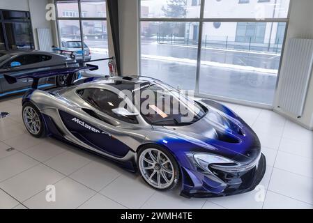 Luxembourg City, Luxembourg - Focus sur une McLaren P1 GTR Lantana Purple et F1 Liquid Silver dans un showroom. Châssis n° 100004. Banque D'Images