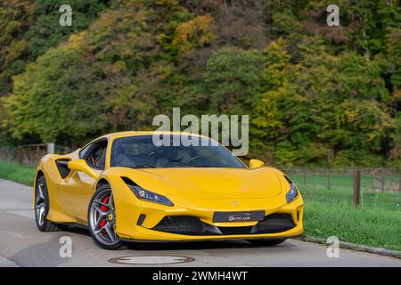 Luxembourg City, Luxembourg - Focus sur une Giallo Triplo Strato Ferrari F8 Tributo garée dans une rue à la campagne. Banque D'Images