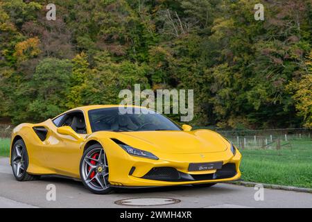 Luxembourg City, Luxembourg - Focus sur une Giallo Triplo Strato Ferrari F8 Tributo garée dans une rue à la campagne. Banque D'Images