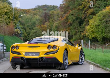 Luxembourg City, Luxembourg - Focus sur une Giallo Triplo Strato Ferrari F8 Tributo garée dans une rue à la campagne. Banque D'Images