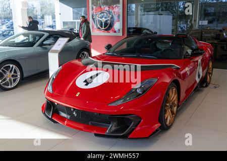 Luxembourg City, Luxembourg - Focus sur une Ferrari 812 Competizione rouge Un hommage rendu sur mesure à la Ferrari 312B 1970 dans un showroom. Banque D'Images