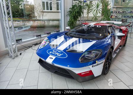 Luxembourg City, Luxembourg - Focus sur une Ford GT bleue, blanche et rouge dans un showroom. Banque D'Images