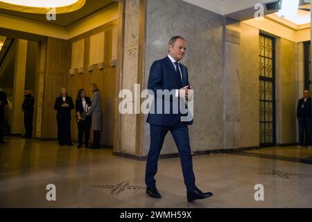 Varsovie, Pologne. 26 février 2024. Le premier ministre Donald Tusk se promène pour accueillir Justin Trudeau à Varsovie. Le premier ministre canadien Justin Trudeau, après sa visite à Kiev, est arrivé à Varsovie et a rencontré Donald Tusk, le premier ministre polonais. Les premiers ministres ont parlé d'un soutien solide et de la façon de renforcer l'Ukraine dans la guerre, les questions de sécurité et les échanges commerciaux entre la Pologne et le Canada. Crédit : SOPA images Limited/Alamy Live News Banque D'Images