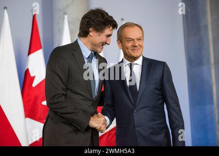 Varsovie, Pologne. 26 février 2024. Le premier ministre Donald Tusk (à droite) accueille le premier ministre canadien Justin Trudeau (à gauche) à Varsovie. Le premier ministre canadien Justin Trudeau, après sa visite à Kiev, est arrivé à Varsovie et a rencontré Donald Tusk, le premier ministre polonais. Les premiers ministres ont parlé d'un soutien solide et de la façon de renforcer l'Ukraine dans la guerre, les questions de sécurité et les échanges commerciaux entre la Pologne et le Canada. Crédit : SOPA images Limited/Alamy Live News Banque D'Images