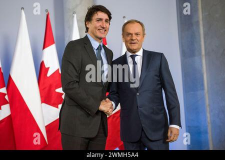 Varsovie, Pologne. 26 février 2024. Le premier ministre Donald Tusk (à droite) accueille le premier ministre canadien Justin Trudeau (à gauche) à Varsovie. Le premier ministre canadien Justin Trudeau, après sa visite à Kiev, est arrivé à Varsovie et a rencontré Donald Tusk, le premier ministre polonais. Les premiers ministres ont parlé d'un soutien solide et de la façon de renforcer l'Ukraine dans la guerre, les questions de sécurité et les échanges commerciaux entre la Pologne et le Canada. Crédit : SOPA images Limited/Alamy Live News Banque D'Images