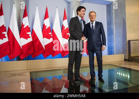 Varsovie, Pologne. 26 février 2024. Le premier ministre Donald Tusk (à droite) accueille le premier ministre canadien Justin Trudeau (à gauche) à Varsovie. Le premier ministre canadien Justin Trudeau, après sa visite à Kiev, est arrivé à Varsovie et a rencontré Donald Tusk, le premier ministre polonais. Les premiers ministres ont parlé d'un soutien solide et de la façon de renforcer l'Ukraine dans la guerre, les questions de sécurité et les échanges commerciaux entre la Pologne et le Canada. Crédit : SOPA images Limited/Alamy Live News Banque D'Images