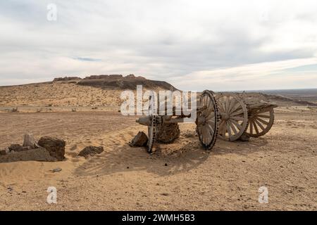 Une vieille charrette à deux roues dans le désert du Kyzyl Kum, Ouzbékistan Banque D'Images