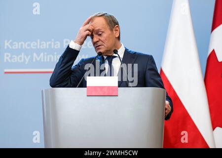 Varsovie, Pologne. 26 février 2024. Le premier ministre polonais Donald Tusk s’exprime lors d’une conférence de presse avec le premier ministre Justin Trudeau à Varsovie. Le premier ministre canadien Justin Trudeau, après sa visite à Kiev, est arrivé à Varsovie et a rencontré Donald Tusk, le premier ministre polonais. Les premiers ministres ont parlé d'un soutien solide et de la façon de renforcer l'Ukraine dans la guerre, les questions de sécurité et les échanges commerciaux entre la Pologne et le Canada. Crédit : SOPA images Limited/Alamy Live News Banque D'Images