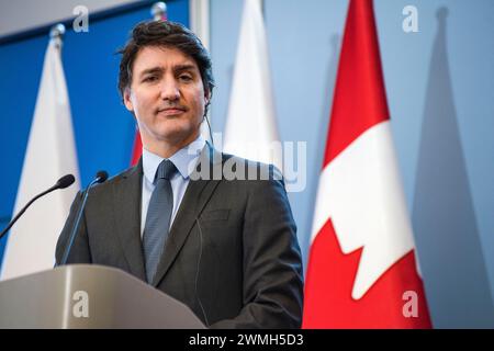 Varsovie, Pologne. 26 février 2024. Le premier ministre du Canada Justin Trudeau prend la parole lors d'une conférence de presse avec le premier ministre Donald Tusk à Varsovie. Le premier ministre canadien Justin Trudeau, après sa visite à Kiev, est arrivé à Varsovie et a rencontré Donald Tusk, le premier ministre polonais. Les premiers ministres ont parlé d'un soutien solide et de la façon de renforcer l'Ukraine dans la guerre, les questions de sécurité et les échanges commerciaux entre la Pologne et le Canada. Crédit : SOPA images Limited/Alamy Live News Banque D'Images