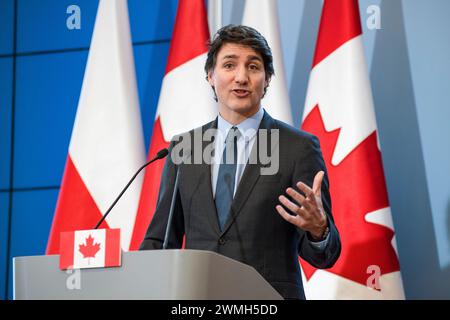 Varsovie, Pologne. 26 février 2024. Le premier ministre du Canada Justin Trudeau prend la parole lors d'une conférence de presse avec le premier ministre Donald Tusk à Varsovie. Le premier ministre canadien Justin Trudeau, après sa visite à Kiev, est arrivé à Varsovie et a rencontré Donald Tusk, le premier ministre polonais. Les premiers ministres ont parlé d'un soutien solide et de la façon de renforcer l'Ukraine dans la guerre, les questions de sécurité et les échanges commerciaux entre la Pologne et le Canada. Crédit : SOPA images Limited/Alamy Live News Banque D'Images