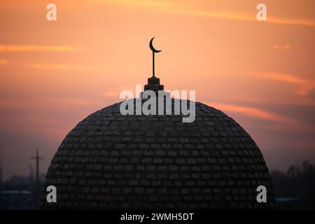 Silhouette mosquée dômes avec des tours contre fond de ciel de coucher de soleil coloré dans le temps du soir Banque D'Images