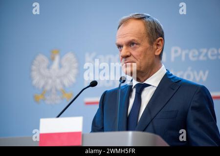 Varsovie, Pologne. 26 février 2024. Le premier ministre polonais Donald Tusk s’exprime lors d’une conférence de presse avec le premier ministre Justin Trudeau à Varsovie. Le premier ministre canadien Justin Trudeau, après sa visite à Kiev, est arrivé à Varsovie et a rencontré Donald Tusk, le premier ministre polonais. Les premiers ministres ont parlé d'un soutien solide et de la façon de renforcer l'Ukraine dans la guerre, les questions de sécurité et les échanges commerciaux entre la Pologne et le Canada. Crédit : SOPA images Limited/Alamy Live News Banque D'Images