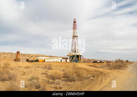Extraction des ressources naturelles des entrailles de la terre. Engin de forage pour le pompage de gaz dans le désert de Kyzylkum Banque D'Images
