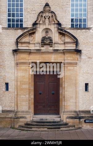 The Door of the Weston Library, qui fait partie de la Bodleian Library, la principale bibliothèque de recherche de l'Université d'Oxford, Angleterre, Royaume-Uni. Banque D'Images