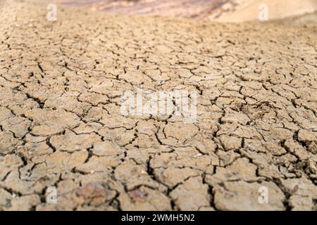 Terres détruites par l'érosion et le réchauffement climatique - concept de questions écologiques. plan de sol fissuré sol d'un lac ou d'une rivière séchée dans les montagnes. Banque D'Images