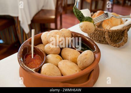 Papas arrugadas à la sauce mojo. Îles Canaries, Espagne. Banque D'Images