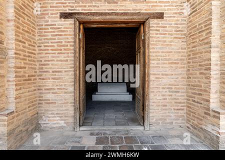 Une pierre tombale blanche à l'intérieur d'une ancienne crypte dans la vieille ville de Samarcande, Ouzbékistan. Le célèbre complexe Shahi Zinda Banque D'Images