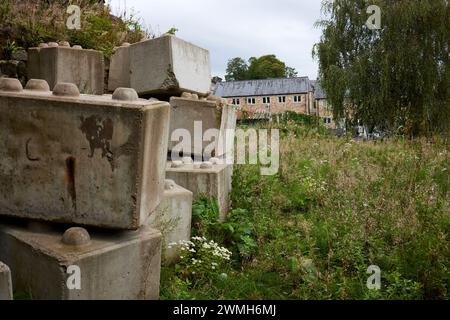 En septembre, un tas de blocs de béton a été déversé sur une zone herbeuse à Foulridge, Banque D'Images