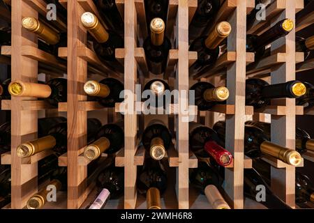 bouteilles de vin sur les étagères du restaurant Banque D'Images