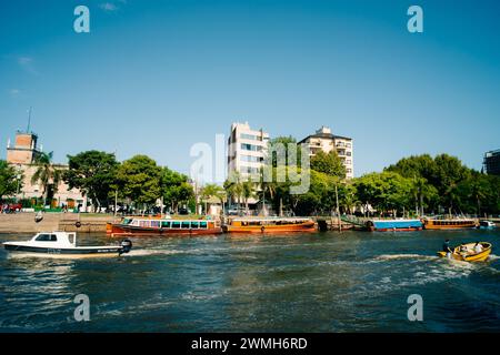 Vue panoramique des bateaux à la rivière Tigre - Tigre, Buenos Aires, Argentine. Photo de haute qualité Banque D'Images