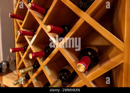 Bouteilles de vin dans le magasin de vin. beaucoup de bouteilles de vin sur l'étagère du restaurant. Banque D'Images