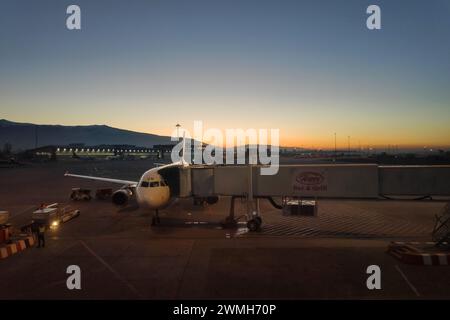 Sofia, Bulgarie - janvier 31 2024 : avion atterrissant à l'aéroport de Sofia au crépuscule. Banque D'Images