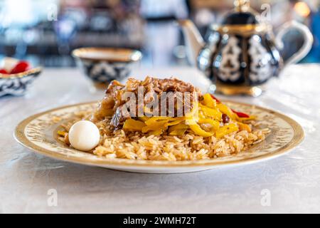 Bol de pilaf ouzbek avec goulash sur gros plan blanc Banque D'Images