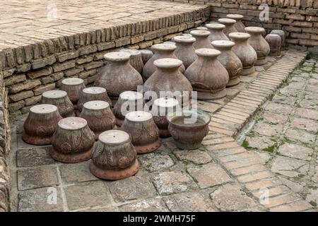 vieux grands vases et cruches dans la rue Banque D'Images