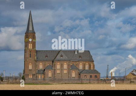 Vernagelte Fenster und Tueren an einer Kirche in Manheim nahe des Tagebau Hambach. Die meisten Haeuser im Ort sind verlassen. Manheim liegt in der Abbauzone des Tagebaus Hambach. Foto : Winfried Rothermel *** fenêtres et portes arborées dans une église de Manheim près de la mine à ciel ouvert de Hambach la plupart des maisons du village sont abandonnées Manheim est situé dans la zone minière à ciel ouvert de Hambach photo Winfried Rothermel Banque D'Images