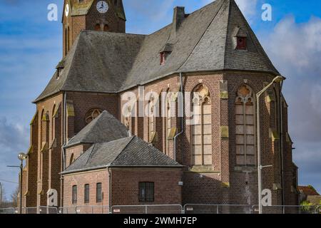 Vernagelte Fenster und Tueren in einer Kirche in Kerpen Manheim Manheim alt nahe des Tagebau Hambach. Die meisten Haeuser im Ort sind verlassen. Manheim liegt in der Abbauzone des Tagebaus Hambach. Foto : Winfried Rothermel *** fenêtres et portes arborées dans une église de Kerpen Manheim Manheim ancien près de la mine à ciel ouvert de Hambach la plupart des maisons du village sont abandonnées Manheim est situé dans la zone minière à ciel ouvert de Hambach photo Winfried Rothermel Banque D'Images