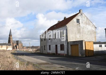 Vernagelte Fenster und Tueren an Haeusern und einer Kirche in Manheim nahe des Tagebau Hambach. Die meisten Haeuser im Ort sind verlassen. Manheim liegt in der Abbauzone des Tagebaus Hambach. Foto : Winfried Rothermel *** fenêtres et portes arborées sur des maisons et une église à Manheim près de la mine à ciel ouvert de Hambach la plupart des maisons du village sont abandonnées Manheim est situé dans la zone minière à ciel ouvert de Hambach photo Winfried Rothermel Banque D'Images