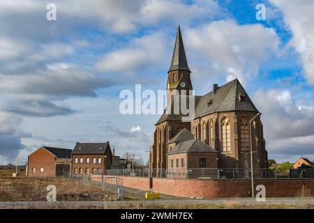 Vernagelte Fenster und Tueren in einer Kirche in Kerpen Manheim Manheim alt nahe des Tagebau Hambach. Die meisten Haeuser im Ort sind verlassen. Manheim liegt in der Abbauzone des Tagebaus Hambach. Foto : Winfried Rothermel *** fenêtres et portes arborées dans une église de Kerpen Manheim Manheim ancien près de la mine à ciel ouvert de Hambach la plupart des maisons du village sont abandonnées Manheim est situé dans la zone minière à ciel ouvert de Hambach photo Winfried Rothermel Banque D'Images