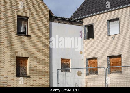 Vernagelte Fenster und Tueren in Manheim nahe des Tagebau Hambach. Fast alle Haeuser im Ort sind verlassen. Manheim liegt in der Abbauzone des Tagebaus Hambach. Foto : Winfried Rothermel *** fenêtres et portes à panneaux à Manheim près de la mine à ciel ouvert de Hambach presque toutes les maisons du village ont été abandonnées Manheim est situé dans la zone minière à ciel ouvert de Hambach photo Winfried Rothermel Banque D'Images