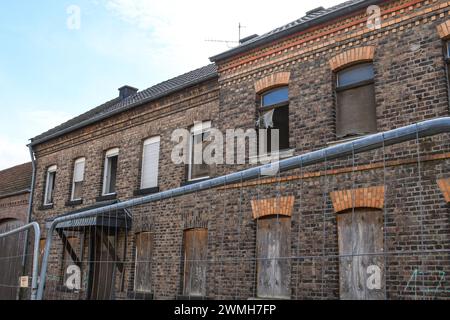 Vernagelte Fenster und Tueren in Manheim nahe des Tagebau Hambach. Die meisten Haeuser im Ort sind verlassen. Manheim liegt in der Abbauzone des Tagebaus Hambach. Foto : Winfried Rothermel *** fenêtres et portes à panneaux à Manheim près de la mine à ciel ouvert de Hambach la plupart des maisons du village sont abandonnées Manheim est situé dans la zone minière à ciel ouvert de Hambach photo Winfried Rothermel Banque D'Images