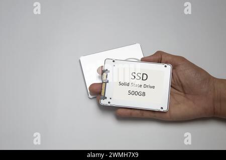 Lecteur de disque SSD placé sur fond blanc, SSD haute vitesse, port SSD sata Banque D'Images