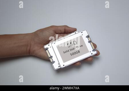 Lecteur de disque SSD placé sur fond blanc, SSD haute vitesse, port SSD sata Banque D'Images