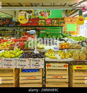Rome, Italie - 30 juin 2014 : fruits frais et légumes au marché agricole Mercato Ingresso Trionfale dans la capitale. Banque D'Images
