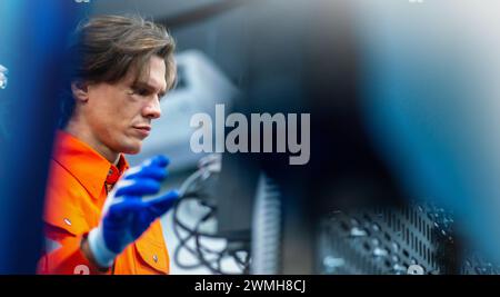Ingénieur électricien vérifiant l'armoire de distribution d'énergie dans la salle de commande pour la production industrielle. Banque D'Images