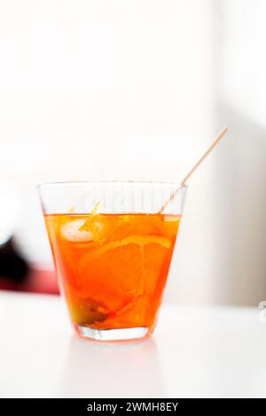 Vue d'un Spritz Aperol classique avec glace et tranche d'orange. Banque D'Images