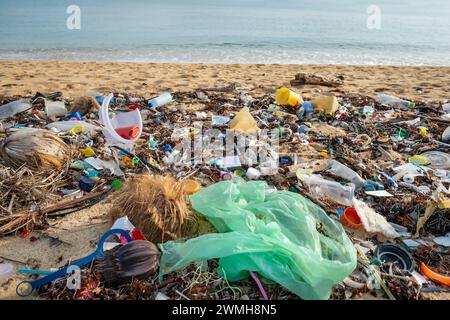 Koh Samui, Thaïlande - 19 janvier 2024 : une plage pleine de déchets plastiques et de déchets plastiques est un symbole répandu de l'environnement et du recyclage Banque D'Images