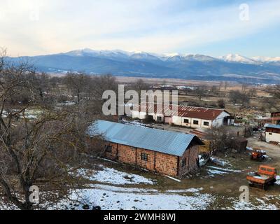 Une vue imprenable, des maisons d'Europe de l'est. Photo prise à Bansko, Bulgarie, avec les montagnes du Rila en arrière-plan Banque D'Images