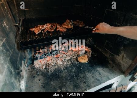 Barbecue argentin typique ou asado. main Banque D'Images