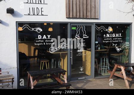 Un restaurant à Farsley avec des tables en bois à l'extérieur Banque D'Images