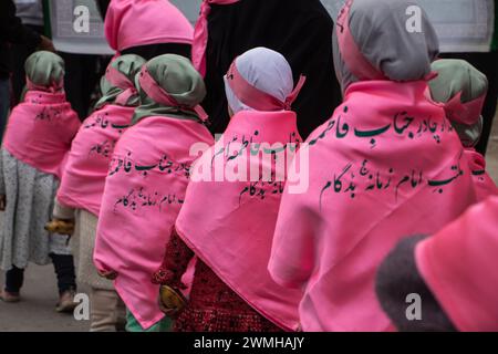 Budgam, Jammu-et-Cachemire, Inde. 26 février 2024. Des enfants musulmans chiites du Cachemire participent au rassemblement de Shaabaniya, marquant la naissance de l'Imam al-Mahdi à Budgam. L'événement a lieu le 15 de Sha'aban dans le monde, qui est le huitième mois du calendrier islamique, pour commémorer la naissance du dernier imam chiite, Muhammad al-Mahdi, qui, selon les musulmans chiites, émergerait avant la fin des temps pour apporter la paix et la justice au monde. Crédit : ZUMA Press, Inc/Alamy Live News Banque D'Images