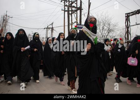 Budgam, Jammu-et-Cachemire, Inde. 26 février 2024. Les filles chiites du Cachemire tiennent des roses pendant le rassemblement de Shaabaniya, marquant la naissance de l'Imam al-Mahdi à Budgam. L'événement a lieu le 15 de Sha'aban dans le monde, qui est le huitième mois du calendrier islamique, pour commémorer la naissance du dernier imam chiite, Muhammad al-Mahdi, qui, selon les musulmans chiites, émergerait avant la fin des temps pour apporter la paix et la justice au monde. Crédit : ZUMA Press, Inc/Alamy Live News Banque D'Images