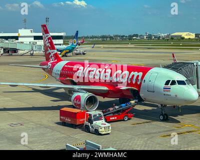 Bangkok, Thaïlande, Aéroport Don Mueang, AirAsia Airbus avion stationné sur Tarmac, vue latérale à l'extérieur Banque D'Images