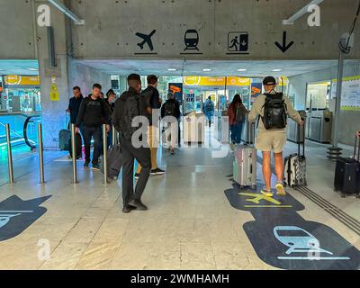 Roissy, France, les gens de foule marchant loin de derrière, du RER métro, à l'intérieur, l'aéroport international Charles-de-Gaulle, les gens voyageant des tourniquets, Banque D'Images