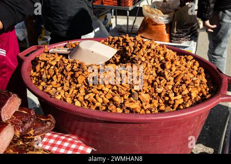 Cretons de porc fraîchement cueillis faits maison exposés pour la dégustation et la vente, en Serbie connu sous le nom de cvarci, fabriqué localement à la campagne Banque D'Images