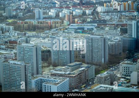 Berlin, Allemagne. 23 février 2024. Vue des bâtiments résidentiels à l'est de la capitale, prise de la tour de télévision lors d'une conférence de presse pour présenter le bilan touristique de l'Office statistique de Berlin-Brandebourg. Crédit : Monika Skolimowska/dpa/Alamy Live News Banque D'Images