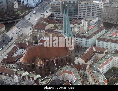 Berlin, Allemagne. 23 février 2024. Vue de la Nikolaikirche et du Nikolaiviertel à l'est de la capitale, prise de la tour de télévision lors d'une conférence de presse pour présenter le bilan touristique de l'Office statistique de Berlin-Brandebourg. Crédit : Monika Skolimowska/dpa/Alamy Live News Banque D'Images